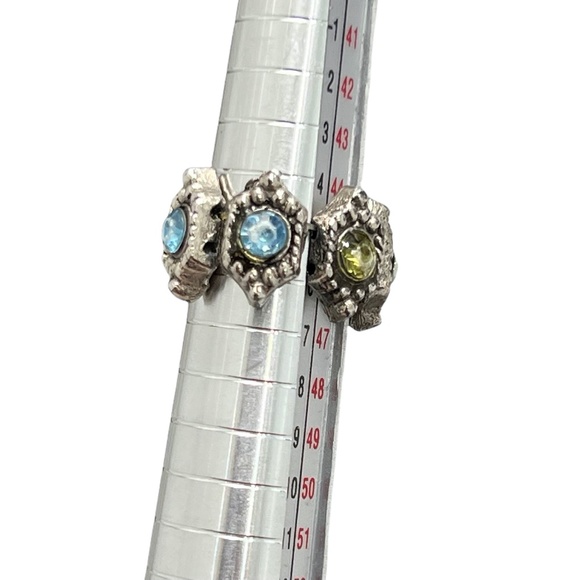 VINTAGE STRETCH RING W BLUE, GREEN & YELLOW CRYSTALS SET IN DARKENED SILVER - Picture 3 of 16